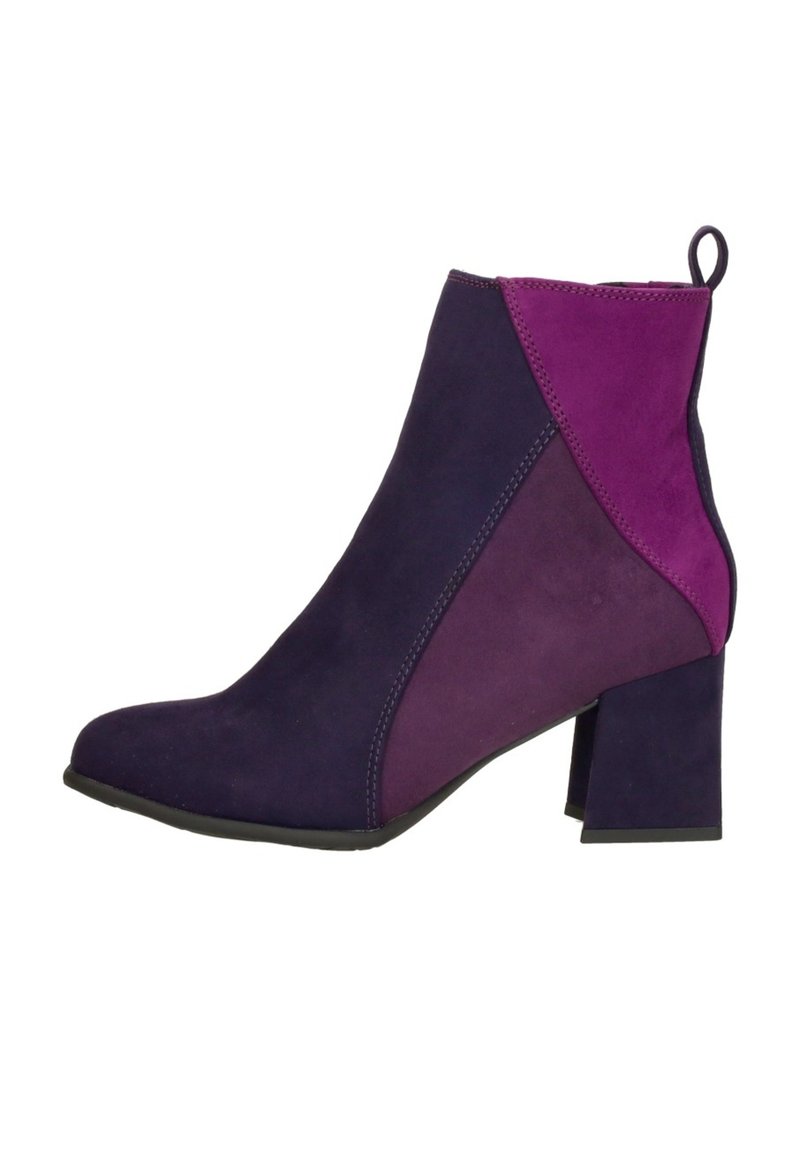 Bottines violettes et pourpres avec une finition en daim texturé, un bout carré et un talon épais. Présente un design coloré avec des panneaux contrastés.
