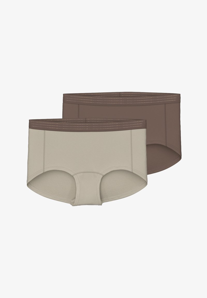 To par med gutte-truser laget av myk stoff. Den ene er lys beige, mens den andre er mørkebrun, begge med teksturerte, elastiske midjebånd.