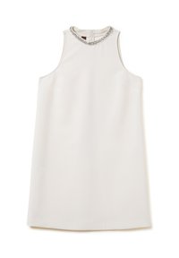 Vestido blanco sin mangas con un cuello alto, que presenta un collar decorativo de cuentas plateadas. Tejido suave y silueta recta.