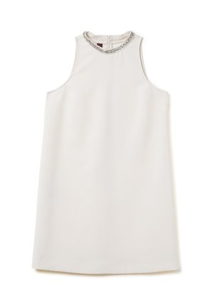 Mouwloze witte jurk met een hoge halslijn, voorzien van een decoratieve zilveren parelkragen. Glad materiaal en een rechte silhouette.
