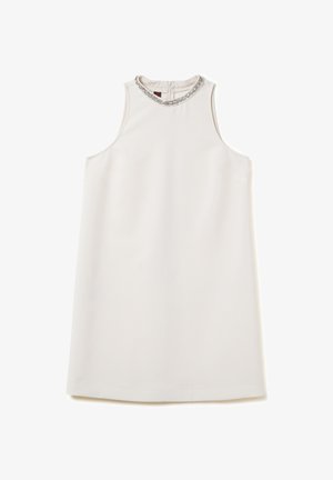 Mouwloze witte jurk met een hoge halslijn, voorzien van een decoratieve zilveren parelkragen. Glad materiaal en een rechte silhouette.