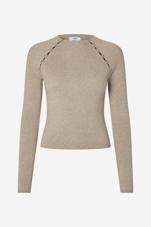 Camisola bege de malha canelada com mangas compridas, design ajustado e detalhes decorativos em recorte ao longo das costuras dos ombros.