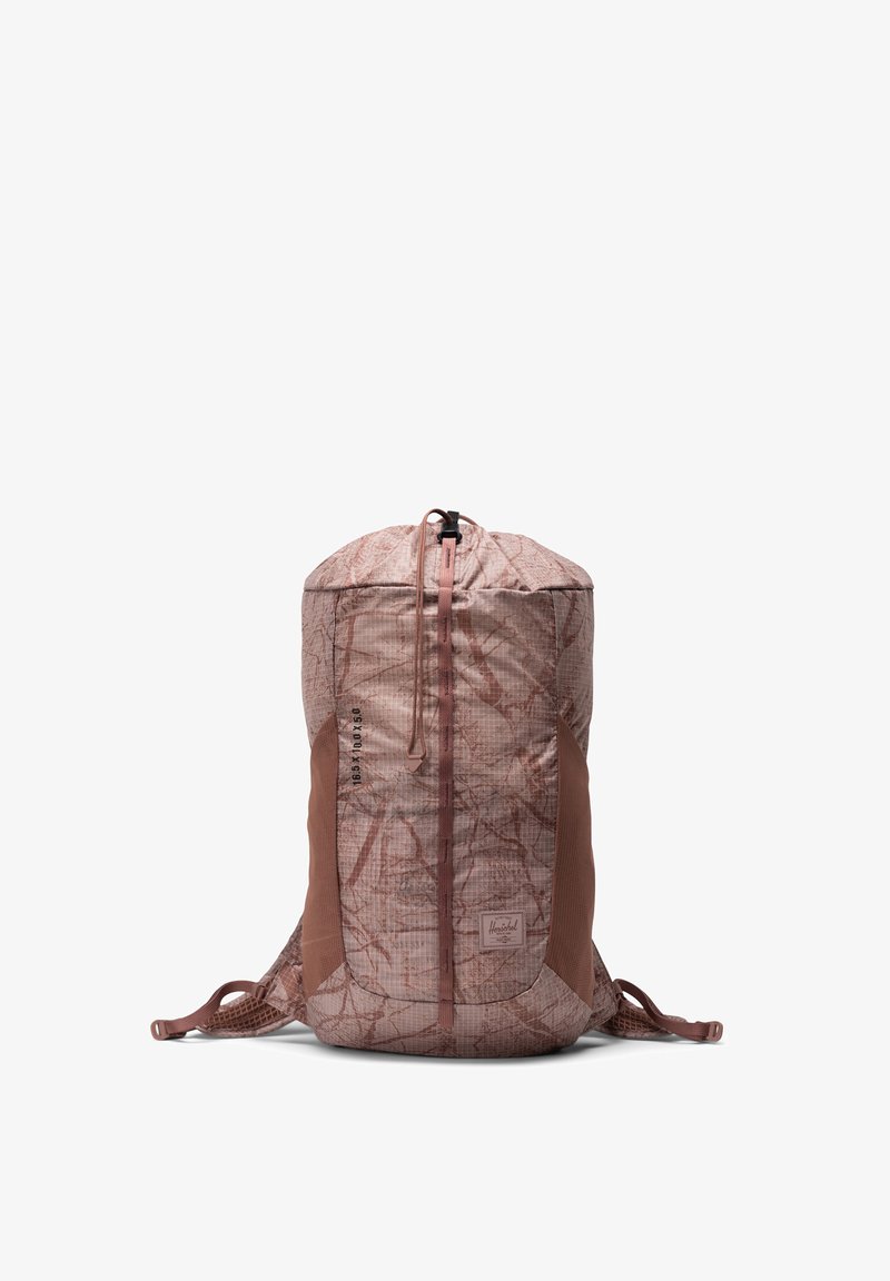 Mochila de color rosa claro con un patrón abstracto, que presenta una parte superior redondeada, bolsillos laterales de malla y un cierre de cordón. Refuerzos en la parte inferior.