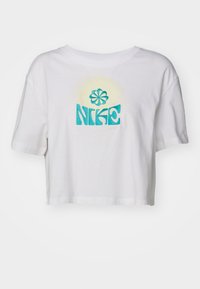 Valkoinen lyhythihainen t-paita, joka on valmistettu puuvillasta, ja jossa on turkoosi kirjailtu "Nike" -logo sekä kukkakoristus tekstin yläpuolella. Lyhyet hihat.