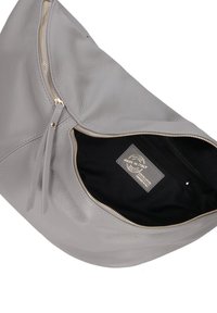 Borsa in pelle grigia con superficie testurizzata, apertura con zip e interno nero. Presenta un'etichetta con la scritta "Made in Italy."