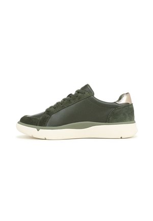 Niedriger olivgrüner Sneaker mit Wildleder- und Lederpaneelen, Schnürung vorne, weißer Sohle und metallischem Akzent an der Ferse.