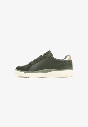 Niedriger olivgrüner Sneaker mit Wildleder- und Lederpaneelen, Schnürung vorne, weißer Sohle und metallischem Akzent an der Ferse.