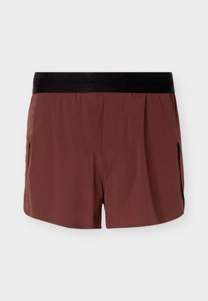 Bordó férfi fürdőnadrág fekete elasztikus derékrésszel és oldalzsebekkel, fehér háttér előtt bemutatva.