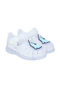 Sandalias de plástico transparente con punta cerrada, múltiples agujeros de ventilación y acentos en forma de fantasma azul en la parte delantera. Cintas de Velcro para un ajuste seguro.