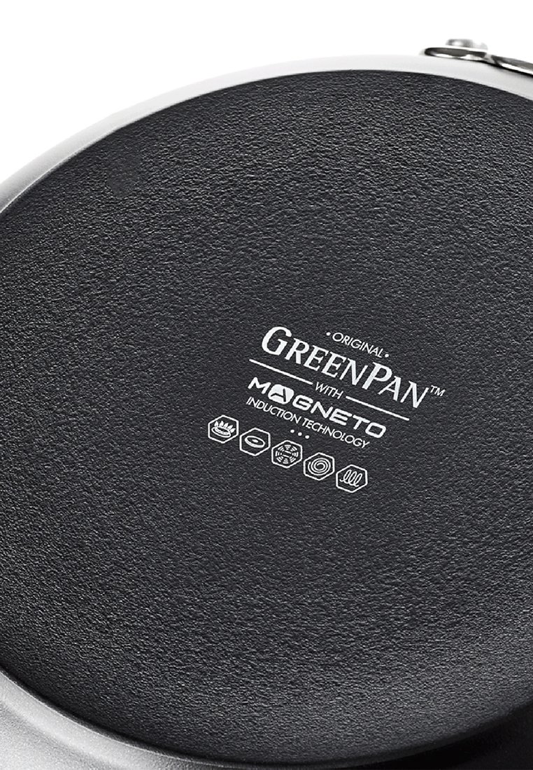 Czarna patelnia nieprzywierająca z podstawą o gładkiej, ryflowanej powierzchni. Posiada logo "GreenPan" oraz symbole wskazujące na zgodność z indukcją.