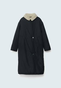 Long manteau d'hiver noir avec fermeture boutonnée et col en polaire beige, doté de manches longues et de poches latérales.