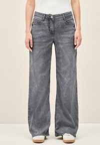 Wijde jeans in vervaagd grijs denim, met vijf zakken, knoop- en ritssluiting en contrasterende stiksels langs de naden.