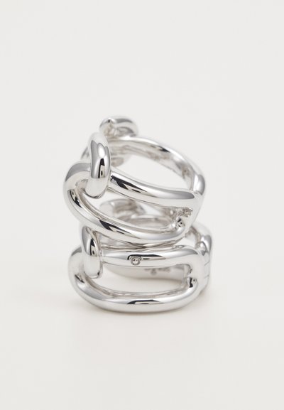 Silberner Metallring mit Design einer verbundenen Kette. Glatte, runde Formen mit spiegelndem Finish. Gebogene, ineinandergreifende Glieder.