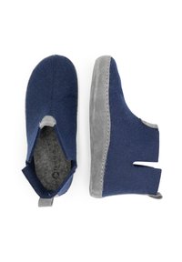 Viltentjes met een donkerblauwe bovenkant en grijze suede accenten, met een ronde neus en uitsparingen voor gemakkelijk aan- en uittrekken. Inclusief een kort trekbandje.