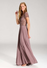Robe de soirée longue mauve avec un corsage perlés à manches courtes, une jupe fluide et un tissu doux pour une drapé élégant.