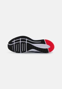 Nike Performance QUEST 4 - Väglöparskor - light smoke grey/black/siren red/white