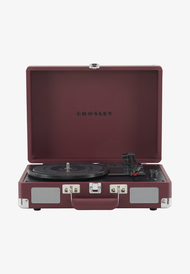 Giradiscos Crosley, estuche de cuero sintético burdeos, plato negro, herrajes de cromo, altavoces frontales y un cierre de metal con asa.
