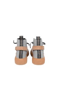 Graue High-Top-Schuhe mit einem Wildlederriemen und Gummisohle. Sie verfügen über kontrastierende Nähte und eine strukturierte Ferse, die für Komfort und Unterstützung sorgt.