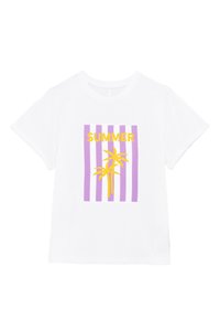 Camiseta blanca con un diseño gráfico que presenta el texto amarillo "VERANO" y franjas verticales moradas, incluyendo ilustraciones de palmeras.