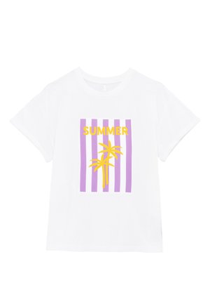 Witte t-shirt met een grafisch ontwerp featuring gele tekst "ZOMER" en paarse verticale strepen, inclusief illustraties van palmbomen.