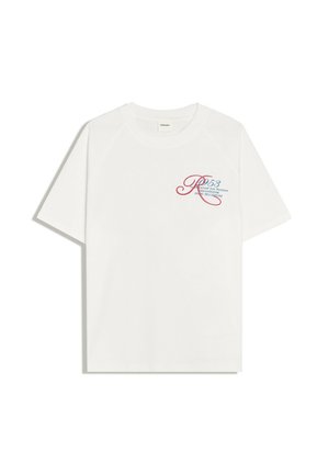 Hvid t-shirt med korte ærmer med lille rød og blå tekst og design på venstre bryst med teksten "R D53" og yderligere mindre tekst.
