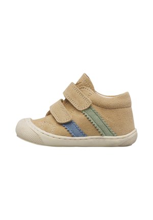 Scarpetta da bambino beige con due cinturini in Velcro, strisce laterali in suede blu e verde, e suola e punta in gomma bianca.