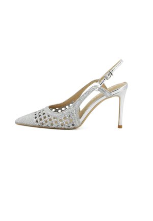 Scarpa slingback argento con tacco alto, punta appuntita, ritagli e decorazioni con strass, cinturino regolabile alla caviglia con fibbia.