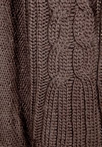 Brązowy sweter dziergany z wzorem warkocza z wypukłymi, teksturowanymi detalami. Wykonany z miękkiej tkaniny o luźnym splocie.