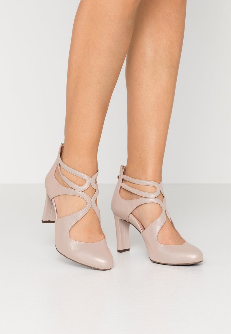 Tamaris Sandalo Heart & Sole 1-28306-42 179 - Collezione Donna, Tacco Piatto, Chiusura Pull On, Suola In Plastica, Taglia 41 EU - 2