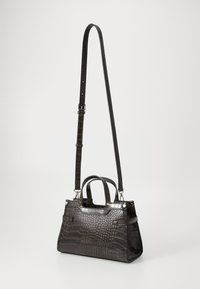 Sac à main en simili cuir noir, motif crocodile, avec deux poignées supérieures et une bandoulière amovible. Forme rectangulaire et finition brillante.