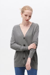 Grau Strickjacke mit tiefem V-Ausschnitt, Knopfverschluss, langen Ärmeln und Seitentaschen. Weicher Stoff mit lockerer Passform.