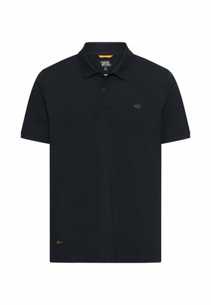 Zwart poloshirt met korte mouwen, twee knoopjes bij het beleg, klein borstlogo en een oranje label nabij de zoom, kraag naar beneden gevouwen.