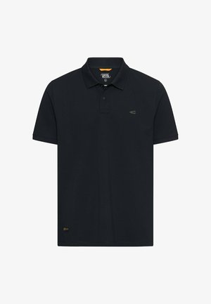 Zwart poloshirt met korte mouwen, twee knoopjes bij het beleg, klein borstlogo en een oranje label nabij de zoom, kraag naar beneden gevouwen.
