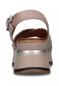 Sandal in pelle beige con tomaia intrecciata, cinturino alla caviglia regolabile e un tacco largo in contrasto con un accento argento. Suola testurizzata.