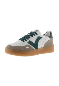 Sneaker in pelle bianca con accenti in suede verde, punta perforata e suola in gomma marrone. Lacci verde scuro e dettaglio del logo sulla linguetta.