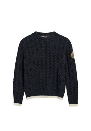 Pull en maille torsadée bleu marine avec un col rond et des poignets côtelés, agrémenté d'accents crème au niveau de l'ourlet et des manches.
