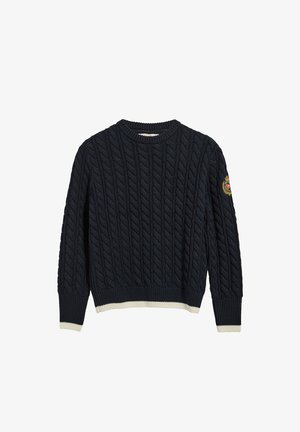 Marineblauwe kabelgebreide trui met een geribbelde ronde halslijn en mouwuiteinden, voorzien van crèmekleurige accenten aan de zoom en mouwen.
