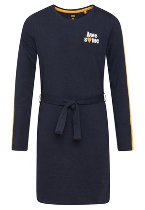 Mørkeblå langærmet kjole med gule sidelommer, taljebånd og teksten "Awesome" med et gult hjerte på brystet.