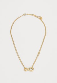 Collier en double chaîne dorée avec un pendentif en symbole d'infini, agrémenté de maillons texturés et d'un fermoir avec une petite étiquette.