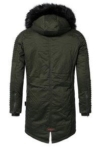 Olivgrön parka-jacka med huva i fuskpäls, räfflad axeldetalj och dubbla dragkedjefickor på sidan, med en rak nederkant.