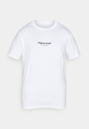 T-shirt bianco in cotone con maniche corte. Presenta un logo stampato nero "Originals Studio" sul davanti. Design classico con collo a giro.