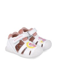 Sandali bianchi per bambini con dettagli rosa, caratterizzati da design ritagliati e punta curva. Decorati con stampe di luna e fata. Cinturino regolabile.