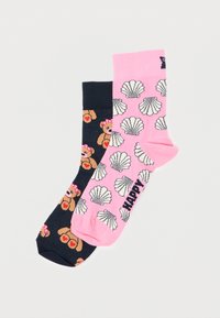 Δύο πολύχρωμες κάλτσες, μία μπλε ναυτικού με αρκουδάκια και μία ροζ με λευκά κοχύλια και το κείμενο "HAPPY", απλωμένες σε λευκό φόντο.