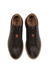 Par de zapatillas de cuero marrón oscuro con cordones negros, forro interior beige y suelas de goma, vistas desde arriba sobre un fondo blanco.