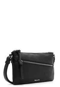 Černá kožená crossbody taška s texturovaným povrchem, vybavená zipovou kapsou, nastavitelným popruhem a logem na přední straně.