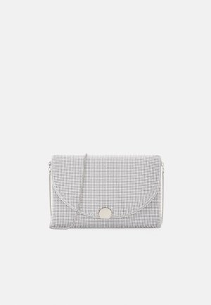 Petit sac pochette en maille argentée avec une fine bandoulière chaîne et un rabat incurvé avec un bouton métallique rond.