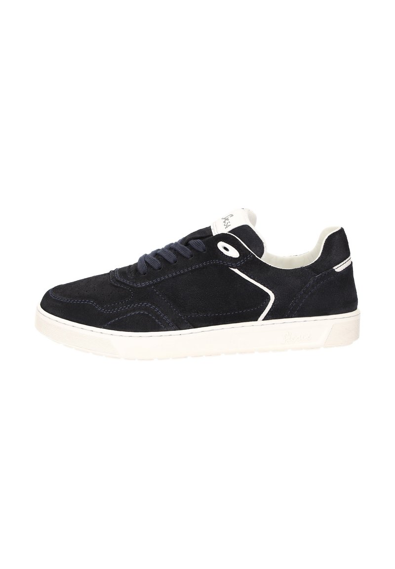 Dunkelblaue Wildledersneaker mit weißer Sohle, weißen Akzenten und marineblauen Schnürsenkeln, im Seitenprofil auf einem weißen Hintergrund präsentiert.