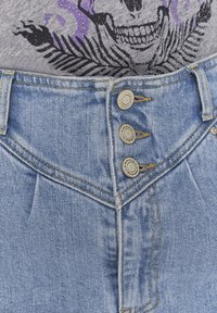 Vaaleansiniset korkeavyötäröiset farkkushortit, joissa on viisi metallikupolia ja kontrastivärinen ompelu; sisältää poimutetun suunnittelun edessä.