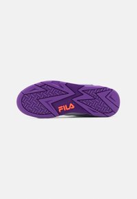 Lila sportskosula med zigzag-mönster, texturerat grepp och framträdande orange "FILA"-logotyp. Slät finish och robust design.