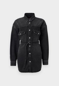 Svart denimskjortklänning med långa ärmar, två bröstfickor, knappstängning fram och matchande belte i midjan.
